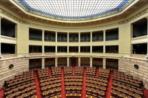 Η αίθουσα της Ολομέλειας στο ελληνικό Κοινοβούλιο.