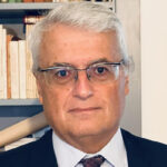 Γιάννης Α. Τασόπουλος είναι καθηγητής δημοσίου δικαίου στο Πανεπιστήμιο Αθηνών και δικηγόρος.