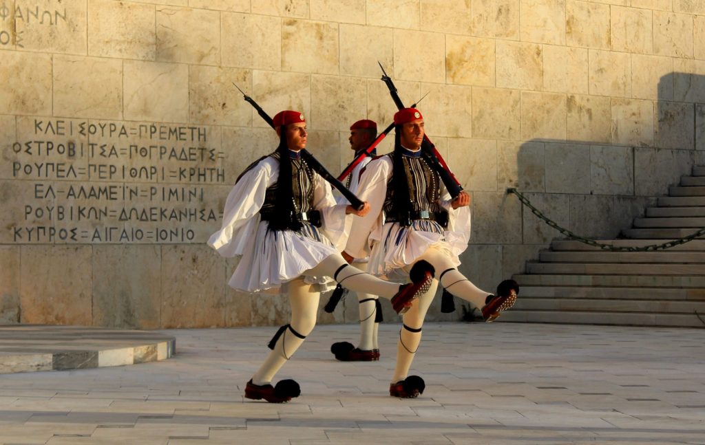 Ο Συνταγματικός Πατριωτισμός εμφορείται από μια δέσμη κανόνων που αποτελούν έκφραση οικουμενικών αρχών [δικαιώματα].