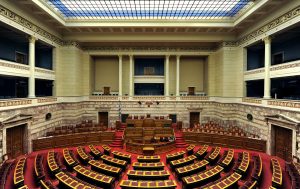 Η Κυβέρνηση οφείλει, σύμφωνα με το Σύνταγμα, να υποβάλει την πράξη νομοθετικού περιεχομένου στη Βουλή για κύρωση το αργότερο εντός σαράντα ημερών από την έκδοσή της.