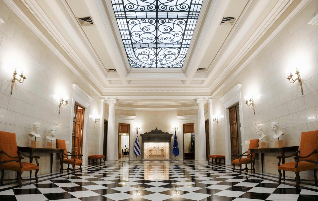 Η προσυπογραφή αποτελεί θεμελιώδη θεσμό της κοινοβουλευτικής δημοκρατίας, ο οποίος ανάγεται ιστορικά στην υπέρβαση της μοναρχικής αρχής και συνεπάγεται τον περιορισμό του Προέδρου της Δημοκρατίας σε ρυθμιστικό και μη κυβερνητικό ρόλο.