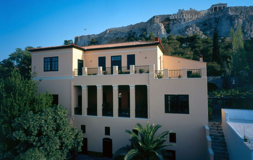Το πανεπιστημιακό άσυλο γεννήθηκε σχεδόν ταυτόχρονα με το πρώτο, κατά την κρατούσα άποψη, Πανεπιστήμιο που ιδρύθηκε διεθνώς, αυτό της Μπολόνια (1088).