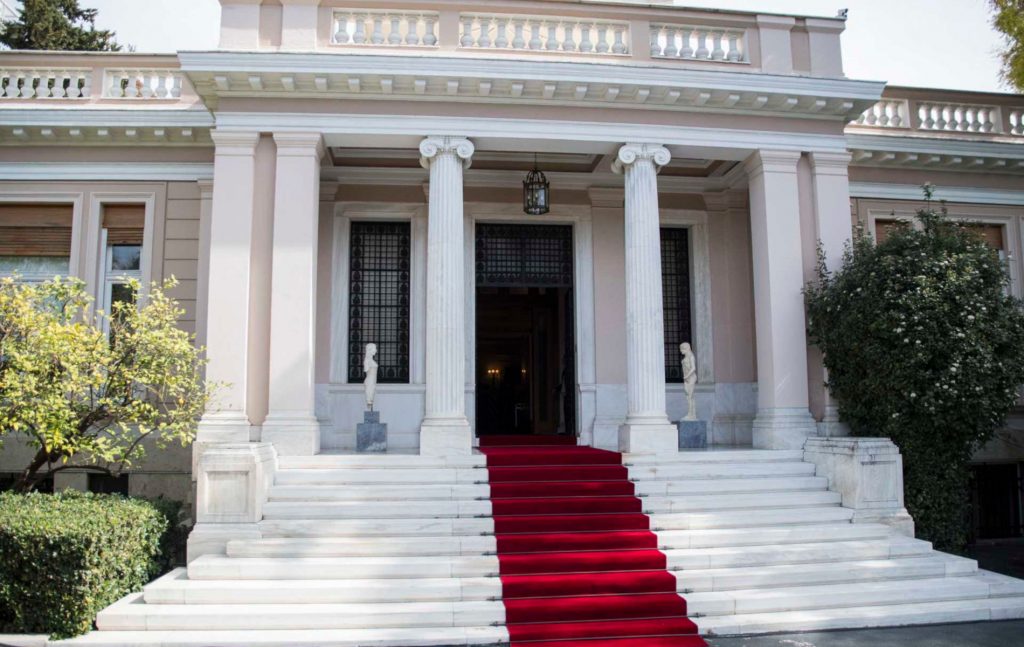 Το ισχύον άρθρο 32 παρ. 4 του Συντάγματος προβλέπει ως ultima ratio την εκλογή του Προέδρου της Δημοκρατίας ακόμη και με σχετική πλειοψηφία, κατώτερη των 151 βουλευτών, στην τρίτη και τελευταία ψηφοφορία στη δεύτερη φάση της προεδρικής εκλογής.