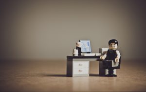 Ο νόμος με τίτλο "Επενδύω στην Ελλάδα" έχει αρκετές χρήσιμες και ορισμένες πρωτοποριακές διατάξεις: δημιουργία Ψηφιακού Χάρτη, Εθνικού Μητρώου Υποδομών, θέσπιση Εθνικού Προγράμματος Απλούστευσης Διαδικασιών, διευκολύνσεις της λεγόμενης «ψηφιακής διακυβέρνησης», υποχρεωτική ηλεκτρονική κατάθεση δικογράφων.