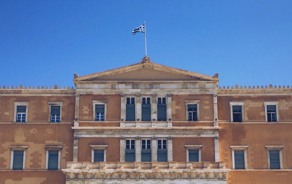 Από τη συζήτηση και τις τοποθετήσεις των κομμάτων διαφάνηκε ότι υπάρχει μεγάλη διάσταση απόψεων μεταξύ συμπολίτευσης και αξιωματικής αντιπολίτευσης ως προς τα λεγόμενα κοινωνικά δικαιώματα και συγκεκριμένα τα άρθρα 21 και 22.