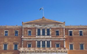 Από τη συζήτηση και τις τοποθετήσεις των κομμάτων διαφάνηκε ότι υπάρχει μεγάλη διάσταση απόψεων μεταξύ συμπολίτευσης και αξιωματικής αντιπολίτευσης ως προς τα λεγόμενα κοινωνικά δικαιώματα και συγκεκριμένα τα άρθρα 21 και 22.