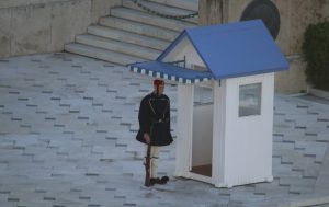 Στην πρώτη αναθεώρηση (1986), που αποσκοπούσε στον περιορισμό των αρμοδιοτήτων του Προέδρου της Δημοκρατίας, η απαιτούμενη πλειοψηφία των 3/5 επιτεύχθηκε χάρη στη σύμπραξη του πρώτου και του τρίτου κόμματος (ΠΑ.ΣΟ.Κ. και Κ.Κ.Ε. αντίστοιχα), ενώ συνάντησε τη σφοδρή αντίδραση της αξιωματικής αντιπολίτευσης (Ν.Δ.).