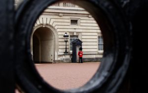 Για πρώτη φορά επιχειρείται η Βασίλισσα Ελισάβετ και μάλιστα στα 93 της να καταστεί μέρος του προβλήματος παρεμβαίνοντας κατ’ εξαίρεση προς τον κανόνα της βασιλείας της να μην αναμιγνύεται στις πολιτικές υποθέσεις.