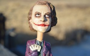 Εφόσον στον κινηματογράφο δεν ισχύουν οι εγγυήσεις του άρθρου 14 παρ. 2 Σ., είναι δυνατή η επιβολή προληπτικών περιορισμών που κρίνονται κατάλληλοι και αναγκαίοι για την κατοχύρωση άλλων συνταγματικών αγαθών, όπως η προστασία της νεότητας και της παιδικής ηλικίας (άρθρο 21 παρ. 1 Σ.).