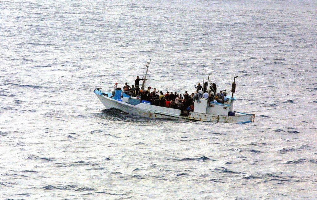 Στις 18 Μαρτίου 2016, δημοσιεύτηκε δήλωση προς διευκρίνιση του τρόπου με τον οποίο τα κράτη μέλη της Ένωσης και η Τουρκία προτίθενται, αφενός, να αντιμετωπίσουν την προσφυγική κρίση και, αφετέρου, να καταπολεμήσουν το εμπόριο ανθρώπων μεταξύ της Τουρκίας και της Ελλάδας, υπό τη μορφή ανακοινωθέντος Τύπου.