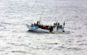 Στις 18 Μαρτίου 2016, δημοσιεύτηκε δήλωση προς διευκρίνιση του τρόπου με τον οποίο τα κράτη μέλη της Ένωσης και η Τουρκία προτίθενται, αφενός, να αντιμετωπίσουν την προσφυγική κρίση και, αφετέρου, να καταπολεμήσουν το εμπόριο ανθρώπων μεταξύ της Τουρκίας και της Ελλάδας, υπό τη μορφή ανακοινωθέντος Τύπου.