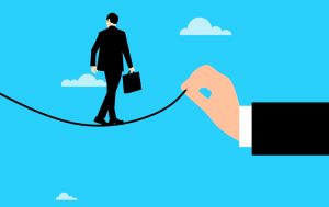 Στην περίπτωση των κύριων όσο και στην περίπτωση των επικουρικών συντάξεων, όπως και στο θέμα των εισφορών μισθωτών και άμισθων, το ΣτΕ περιόρισε τα αποτελέσματα των ακυρωτικών του αποφάσεων στο μέλλον, έχοντας πλήρη επίγνωση του κόστους συμμόρφωσης της διοίκησης σε αυτές.