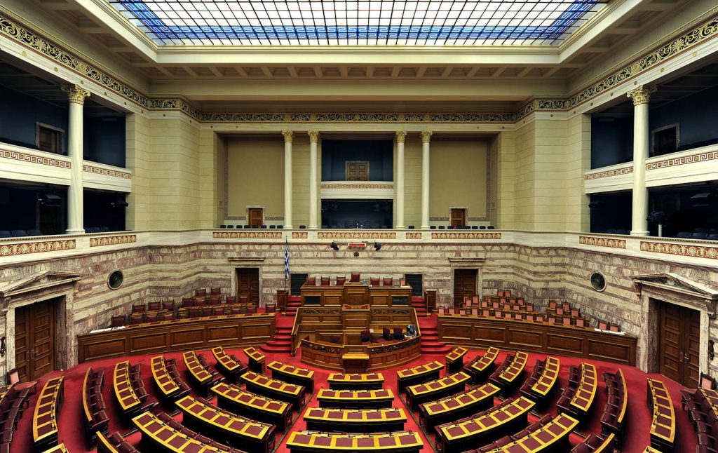 Σημαντική διαφοροποίηση μεταξύ των κομμάτων προέκυψε σε ό,τι αφορά την πρόταση του ΣΥΡΙΖΑ να προστεθεί ερμηνευτική δήλωση που θα διευκρινίζει ότι η ειδική μεταχείριση της ποινικής ευθύνης των υπουργών αφορά πράξεις που έγιναν κατά την άσκηση των καθηκόντων τους και όχι επ’ ευκαιρία της άσκησης αυτών.