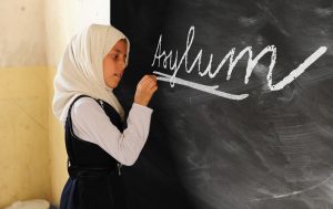 Με το νέο νομοσχέδιο για τη διεθνή προστασία διαδικαστικές εγγυήσεις και δικαιώματα των αιτούντων άσυλο συρρικνώνονται και περιορίζονται. Παράλληλα, εισάγονται αυστηροί διαδικαστικοί κανόνες και τύποι.