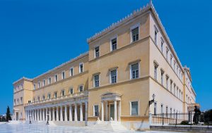 Το τέταρτο διάβημα αναθεώρησης του Συντάγματος του 1975 δεν έχει τη δυναμική εκείνων του 1986, με την εξισορρόπηση των εξουσιών εντός του κοινοβουλευτικού πολιτεύματος, και του 2001, με τον ουσιαστικό, αν και κάπως άνισο, εκσυγχρονισμό σχεδόν όλου του αρχικού κειμένου.