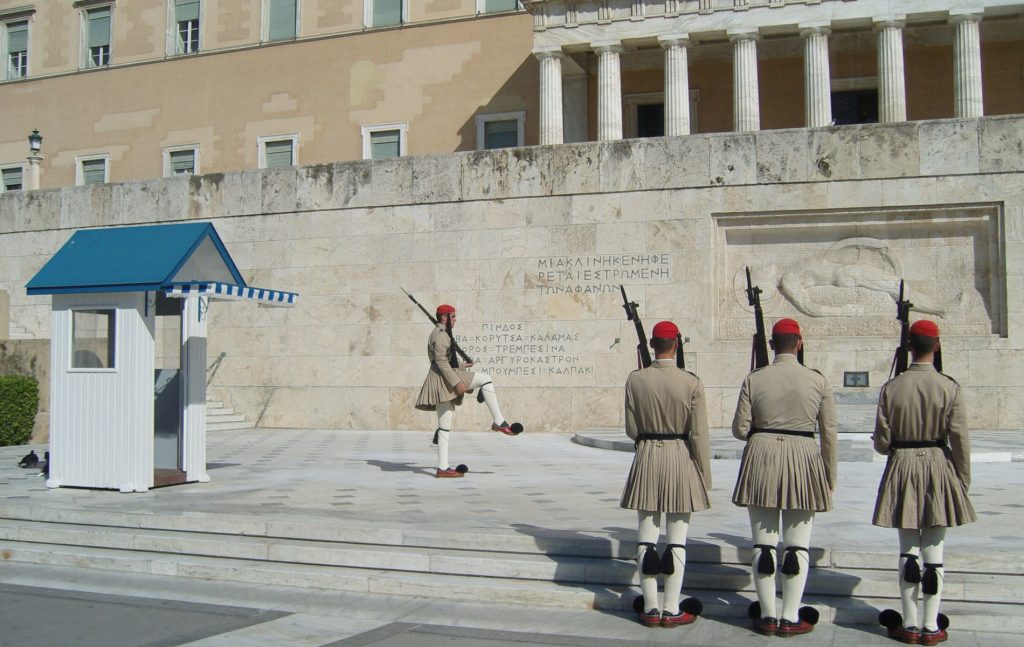 Για να αλλάξει μορφή το πολίτευμα, συνεπώς, χρειάζεται ένα εξ υπαρχής νέο Σύνταγμα, όχι αναθεώρηση του ισχύοντος.