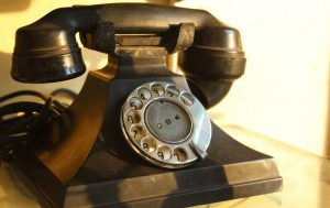 Το Σύνταγμα ορίζει ότι το απόρρητο των επιστολών και της ελεύθερης ανταπόκρισης ή επικοινωνίας είναι απολύτως απαραβίαστο και απαιτεί εγγυήσεις από τον νόμο για την κάμψη του απορρήτου από τις δικαστικές αρχές προς διακρίβωση ιδιαιτέρως σοβαρών εγκλημάτων.