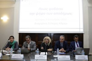Σήμερα ψηφίζεται στην ολομέλεια της Βουλής το σχετικό νομοσχέδιο σε μια προσπάθεια να διευθετηθεί ένα χρόνιο ζήτημα που παρέμενε αδρανές από το 1975 και αφορά την άσκηση του εκλογικού δικαιώματος για τους Έλληνες του εξωτερικού.