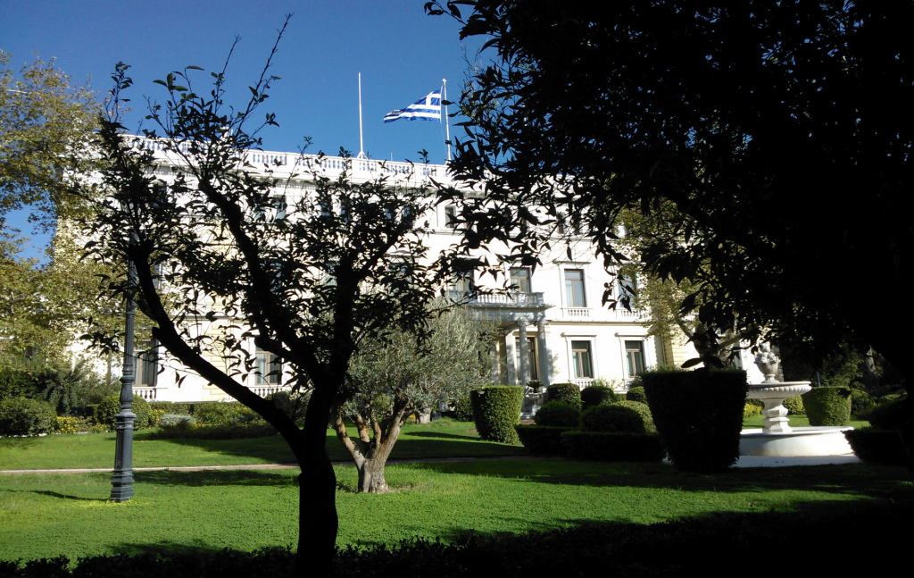 Το Ελληνικό Σύνταγμα ισορροπεί σαν ένας ακροβάτης χωρίς δίχτυ ασφαλείας ανάμεσα σε δύο θεμελιακά αντίθετες στη σύλληψή τους αντιλήψεις για το ρόλο του κράτους: τον καισαροπαπισμό και τον φιλελευθερισμό.