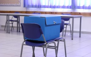 Στα αρνητικά του νέου εκλογικού νόμου είναι ότι προβλέπει εκλογή σχεδόν του συνόλου των 288 βουλευτών περιφερειών σε πολυεδρικές περιφέρειες.