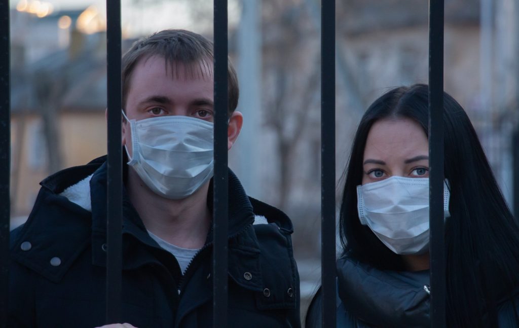 «H προσωπική ελευθερία είναι απαραβίαστη. Κανένας δεν καταδιώκεται […] ούτε με οποιονδήποτε άλλο τρόπο περιορίζεται, παρά μόνο όταν και όπως ορίζει ο νόμος» (παρ. 3 του άρθρο 5 του Συντάγματος)