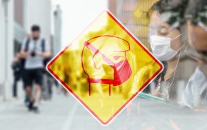 Η πανδημία ασκώντας έντονη επιρροή στην καθημερινότητα των ανθρώπων υπενθυμίζει πόσες πτυχές της καθημερινότητας αυτής είναι άμεσα συσχετισμένες με το Σύνταγμα.