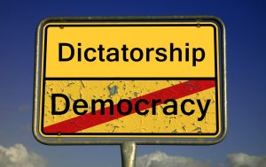 Αν και εκ πρώτης όψεως, τα δικτατορικά συντάγματα έδειχναν να αποδέχονται τις αρχές του συνταγματικού φιλελευθερισμού, να εξασφαλίζουν τη θεσμική συνέχεια και να εισάγουν καινοτομίες, οι επί μέρους ρυθμίσεις τους περιείχαν ένα πλήθος ανελεύθερων και αντιδημοκρατικών στοιχείων.