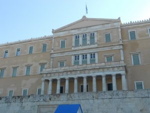 Στον Πρόεδρο της Βουλής ανήκει γενική αρμοδιότητα για τη "διεξαγωγή των εργασιών της Βουλής", που μπορεί να ερμηνευθεί ΄"όχι για τη μη διεξαγωγή".