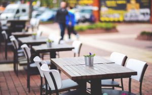 Πώς μεταλάσσει η πανδημία την έννοια και τη λειτουργία του δημόσιου χώρου; Πώς κατοχυρώνεται ο ψηφιακός δημόσιος χώρος και πώς επηρεάζεται η δημοκρατία; Στο δεύτερο βίντεο του αφιερώματος για τα θεσμικά και συνταγματικά ζητήματα που εγείρει στη δημόσια σφαίρα η κρίση της πανδημίας συζητούν ο Καθηγητής Συνταγματικού Δικαίου, Ευάγγελος Βενιζέλος, και η Αλκμήνη Φωτιάδου (Διδάκτωρ Συνταγματικού Δικαίου, Δικηγόρος).