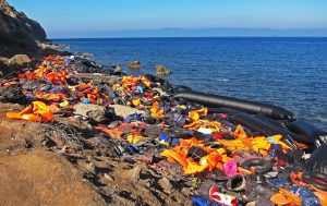 Στο 6ο βίντεο του αφιερώματος για τα συνταγματικά ζητήματα που εγείρει στη δημόσια σφαίρα η κρίση της πανδημίας ο Δημήτρης Χριστόπουλος, Καθηγητής Πολιτειολογίας στο Πάντειο Πανεπιστήμιο, και η Αλκμήνη Φωτιάδου, Διδάκτωρ Συνταγματικού Δικαίου και Δικηγόρος, συζητούν για την ιδιότητα του πολίτη και τα δικαιώματα των προσφύγων.