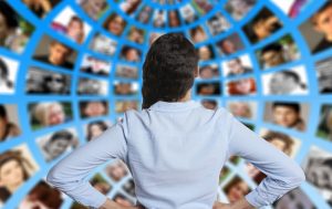 Η στάθμιση μεταξύ υγειονομικής πρόληψης και εισβολής στην ιδιωτική ζωή είναι πολύ λεπτή. Σε καμία περίπτωση ένας αγώνας υπέρ της δημόσιας υγείας, και τελικά υπέρ της αλληλεγγύης μεταξύ των ανθρώπων και των λαών, δεν μπορεί να αφεθεί να αποτελέσει πρόσχημα για την εγκαθίδρυση ενός εθνικού ή και παγκόσμιου «μεγάλου αδελφού».