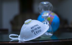 Στο τρίτο βίντεο του αφιερώματος για τα θεσμικά και συνταγματικά ζητήματα που εγείρει στη δημόσια σφαίρα η κρίση της πανδημίας ο Επίκουρος Καθηγητής της Νομικής Σχολής του Α.Π.Θ., Γιώργος Καραβοκύρης, και η Αλκμήνη Φωτιάδου (Διδάκτωρ Συνταγματικού Δικαίου, Δικηγόρος) συζητούν για το Δίκαιο της Ανάγκης, αναλύοντας την πολυσήμαντη έννοια της ανάγκης και την εφαρμογή της στο πλαίσιο των έκτακτων συνθηκών που θέτει η Πανδημία.