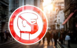 Και ναι μεν τα νέα μέτρα και περιορισμοί φέρονται να έχουν ως στόχο την προστασία της δημόσιας υγείας και τον περιορισμό των οικονομικών επιπτώσεων της πανδημίας, αλλά η έκταση των συνεπειών τους στη δημοκρατική λειτουργία του δημόσιου χώρου μοιάζει αχαρτογράφητη καθώς μια σταδιακή διαδικασία διάβρωσης της φύσης του ήδη ευάλωτου δημόσιου χώρου έχει εκκινήσει.