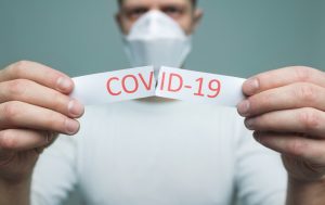 Στο 8ο βίντεο του αφιερώματος «Σύνταγμα και Πανδημία» ο Χαράλαμπος Ανθόπουλος, Καθηγητής Δημοσίου Δικαίου στο Ελληνικό Ανοικτό Πανεπιστήμιο (ΕΑΠ), και η Αλκμήνη Φωτιάδου, Διδάκτωρ Συνταγματικού Δικαίου-Δικηγόρος, συζητούν για το εάν υφίστανται αλλαγές στον τρόπο θεώρησης των δικαιωμάτων μετά τις έκτακτες συνθήκες που δημιούργησε η κρίση της πανδημίας του Covid-19.