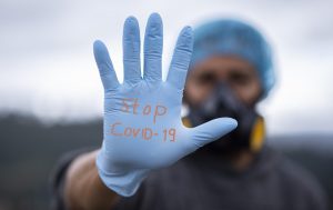 Στο 9ο βίντεο του αφιερώματος για τα συνταγματικά ζητήματα που εγείρει στη δημόσια σφαίρα η κρίση της πανδημίας o Ιωάννης Τασόπουλος, Καθηγητής Δημοσίου Δικαίου στο Εθνικό και Καποδιστριακό Πανεπιστήμιο Αθηνών, και η Αλκμήνη Φωτιάδου, Διδάκτωρ Συνταγματικού Δικαίου και Δικηγόρος, συζητούν για την προστασία των δικαιωμάτων απέναντι στους περιορισμούς τους οι οποίοι έχουν επιβληθεί στην εποχή της πανδημίας του Cocid-19.