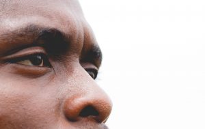 Είδαμε το αποκρουστικό πρόσωπο της ρατσιστικής Αμερικής, με την επίσημη στολή του οργάνου της τάξεως όχι μόνο να δολοφονεί, αλλά και να συμπαρίσταται στον δολοφόνο.