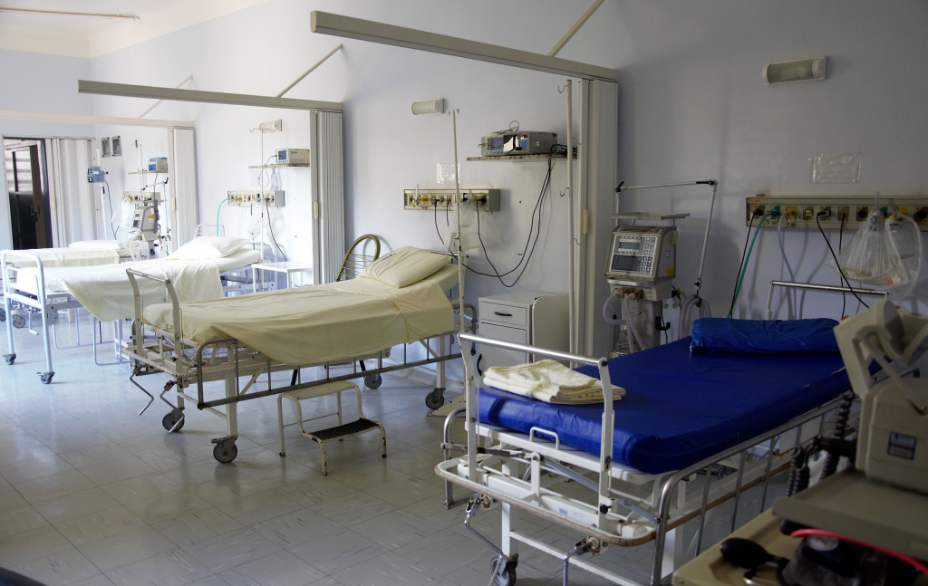 Δεδομένου ότι οι καταστάσεις πανδημίας φαίνεται ότι εφεξής θα είναι ολοένα και πιο συχνές, η σχέση μεταξύ δημοσίου και ιδιωτικού στον τομέα της υγείας θα πρέπει να επανεξετασθεί, ενώ η ενίσχυση του ΕΣΥ αναδεικνύεται πλέον σε θεμελιώδη συνταγματική προτεραιότητα.