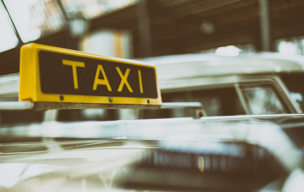 Σε τελική ανάλυση, το «μαχαίρι», στη συγκεκριμένη περίπτωση προσφυγής της εταιρείας Beat στην Επιτροπή Ανταγωνισμού, το κρατά λιγότερο ο δικαστής/διαιτητής και περισσότερο ο νομοθέτης: μια «αδικία», αν θεωρηθεί τέτοια, αλλάζει πιο εύκολα και πιο ευθέως με νόμο, παρά με δικαστική απόφαση.