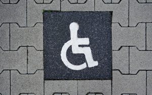 Το δικαίωμα στην ανεξάρτητη διαβίωση είναι περισσότερο από μια απλή βελτίωση περιβαλλοντικών-κοινωνικών παραγόντων και συνθηκών.