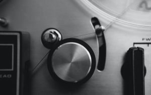 Παράνομη υποκλοπή: Η απόφαση Bartinki v. Vopper του Ανωτάτου Δικαστηρίου των ΗΠΑ. Είναι σημαντική γιατί, μεταξύ άλλων, επιστρέφει στην τεχνική της συγκεκριμένης στάθμισης σε θέματα ελευθερίας του λόγου, θέτοντας ξανά τα ερωτήματα για τα πλεονεκτήματα και τα μειονεκτήματα της τεχνικής αυτής.