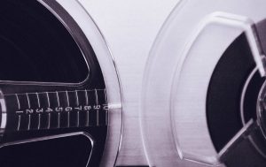 Δεν υπάρχει αμφιβολία ότι οι μαγνητοφωνημένες ιδιωτικές συνομιλίες μεταξύ επιχειρηματία και πρώην Υπουργού αποτελούν προϊόν υποκλοπής και δόθηκαν στη δημοσιότητα χωρίς τη συναίνεση, πιθανώς χωρίς καν γνώση, του ενός των δύο προσώπων.