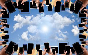 Η πανδημία προκάλεσε τη συγκρότηση ενός νέου πεδίου βιοπολιτικών εφαρμογών και επιχειρηματικής δραστηριότητας με αντικείμενο την επιτήρηση όσων έχουν νοσήσει.