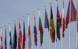 Η Ευρωπαϊκή Επιτροπή στην ανακοίνωσή της για τα μέτρα τονίζει “τώρα είναι η ώρα για την Ευρωπαϊκή Ένωση να σταθεί στα πόδια της, να προχωρήσει μπροστά, να διορθώσει τη ζημιά από την κρίση και να προετοιμάσει ένα καλύτερο μέλλον για τη νέα γενιά”. Είναι η ώρα της Ευρώπης.