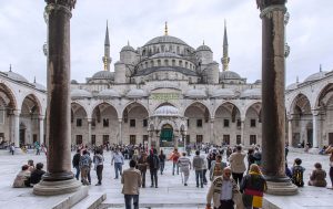 Στο πλαίσιο αυτής της διαπολιτισμικής χρήσης του ιστορικού αυτού Μνημείου ενετάχθη η Αγία Σοφία στον κατάλογο των Μνημείων Παγκόσμιας Πολιτιστικής Κληρονομιάς της UNESCO. Με την Συνθήκη της UNESCO για την προστασία των μνημείων και περιοχών παγκόσμιας κληρονομιάς του 1981, ορίζεται ρητά πως για κάθε φυσική παρέμβαση και λειτουργικές αλλαγές στα καταγεγραμμένα κτίρια και τοποθεσίες θα πρέπει να υπάρχει η σχετική αδειοδότηση του Εκτελεστικού Συμβουλίου του Οργανισμού.