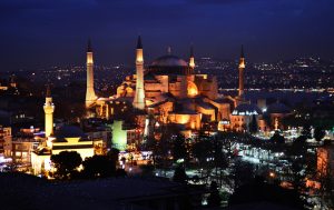 Είναι παρήγορο το γεγονός ότι η UNESCO αντέδρασε εγκαίρως στην εκ μέρους της Τουρκίας εντελώς αυθαίρετη μετατροπή της Αγίας Σοφίας σε «τέμενος-τζαμί», επισημαίνοντας ότι, πέραν των άλλων, η μετατροπή αυτή συνιστά ωμή παραβίαση ιδίως των διατάξεων των άρθρων 8 επ. της Σύμβασης για την Προστασία της Παγκόσμιας Πολιτιστικής και Φυσικής Κληρονομιάς.