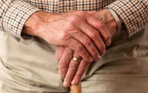 Στο θέμα των αναδρομικών των συνταξιούχων το ΣτΕ λειτουργώντας ως ένα de facto συνταγματικό δικαστήριο, σε μια εποχή που η Ελλάδα δεν έχει ακόμη διαφύγει του κινδύνου δημοσιονομικού εκτροχιασμού, το Συμβούλιο της Επικρατείας περιορίζει ένα τεράστιο δημοσιονομικό κόστος για το κράτος ενώ παράλληλα αναγνωρίζει και ένα περιθώριο δικαστικών διεκδικήσεων.