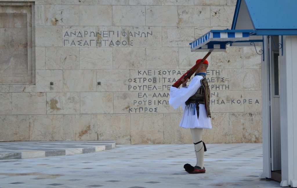 Το Σύνταγμα έχει ως αντικείμενό του είτε τη σύνταξη είτε (και) την έννομη οργάνωση ή επαναοργάνωση μιας κοινωνικής συμβίωσης. Περιέχει πάντοτε θεμελιώδεις, σε σχέση με τους άλλους πολιτειακούς κανόνες, αρχές, δηλαδή ρυθμίζει ζητήματα θεμελιακού χαρακτήρα για την πολιτεία.