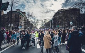 Στην κοινοβουλευτική επεξεργασία του νομοσχεδίου για τις δημόσιες υπαίθριες συναθροίσεις επήλθαν πολύ σημαντικές βελτιώσεις σε σχέση με την αρχική του μορφή. Ορισμένες από τις πιο προβληματικές πτυχές του αρχικού σχεδίου εξαλείφθηκαν.