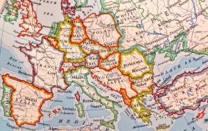 Τουλάχιστον τέσσερις χώρες μέλη του Συμβουλίου της Ευρώπης, η Ρωσία, η Τουρκία, η Ουγγαρία και η Πολωνία, εκ των οποίων οι δύο τελευταίες αποτελούν και μέλη της Ευρωπαϊκής Ένωσης, έχουν πλέον ολοκληρώσει ένα πρόγραμμα συνταγματικών και θεσμικών μεταρρυθμίσεων, που κατοχυρώνουν ένα Κράτος το οποίο κατά τον Ορμπάν είναι δημοκρατικό αλλά όχι φιλελεύθερο.