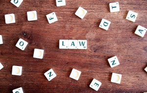 Δεν αμφισβητείται το ότι ο Χάρτης των Ηνωμένων Εθνών ενέχει θεμελιώδη χαρακτήρα ως προς τη λειτουργία της διεθνούς εννόμου τάξεως, πέραν από την παρωχημένη διακυβερνητική λειτουργία η οποία ανάγει στο κράτος τη δικαιοθετική διαχείριση των διεθνών σχέσεων.